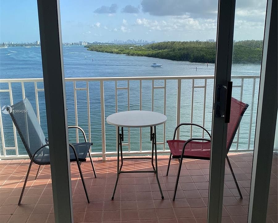 1st image of 300 Bayview Dr APT 814