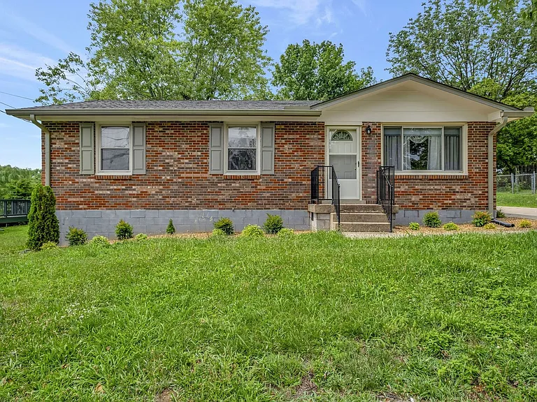 211 Friendship Dr — Photo 2