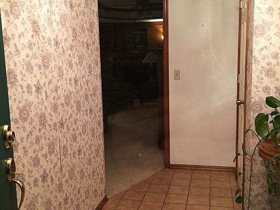 entry/tray ceiling/lg closet