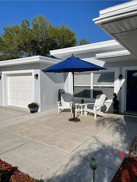 165 Mineola Dr W — Photo 1