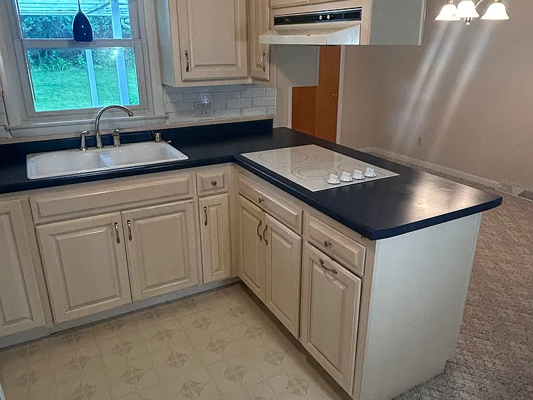 502 N Locust St — Photo 9
