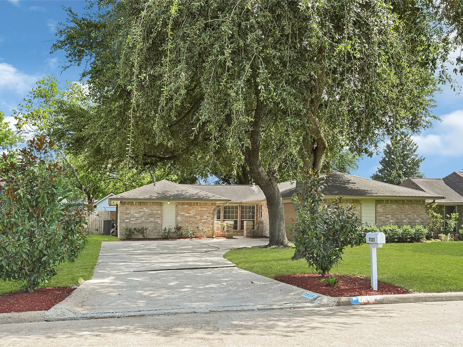 3 bed, 2.0 bath, 1399 sqft, $2,000 — Photo 3