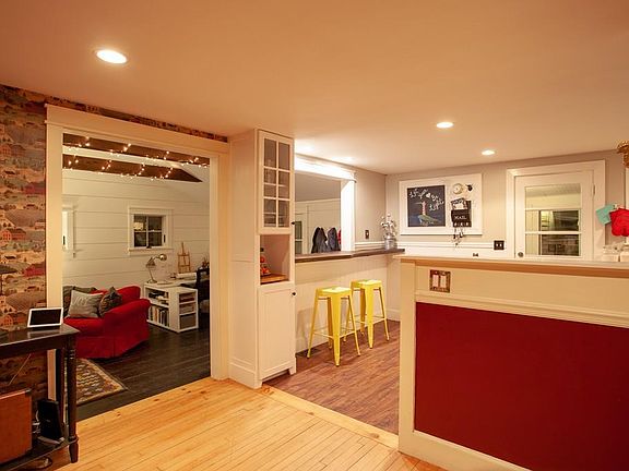 5th image of 233 W Elm St