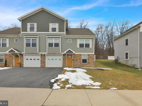 422 Smokering Dr, Robesonia, PA 19551