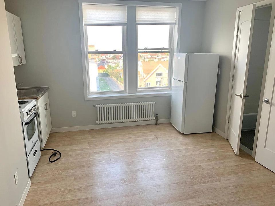 1st image of 215 E Broadway APT 2N