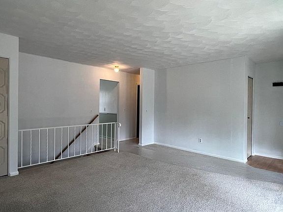 3rd image of 2910 Stoneleigh Dr
