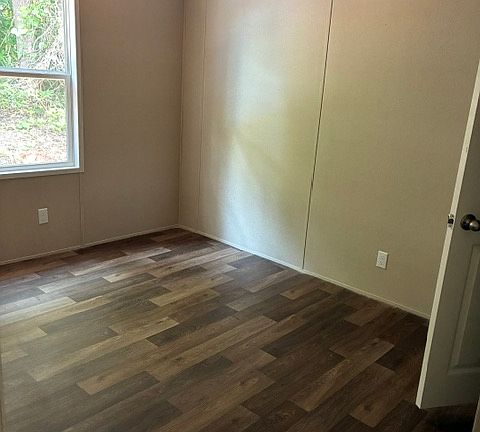 4th image of 135 Lake Forest Dr