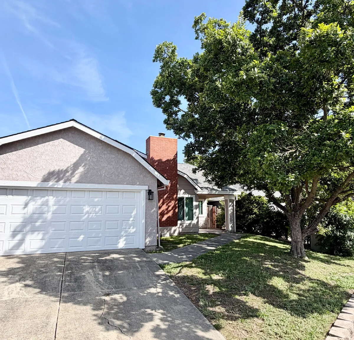 3 bed, 2.0 bath, 1219 sqft, $2,550 — Photo 2