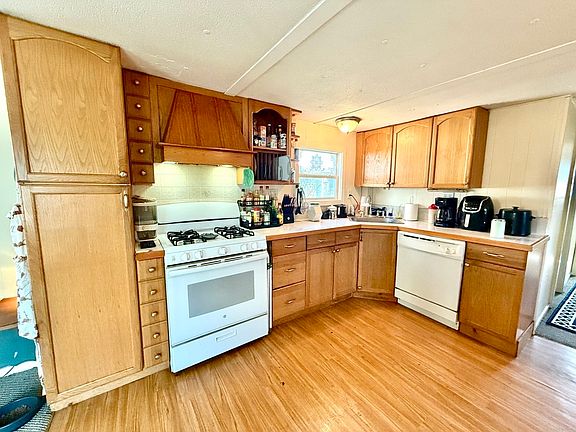 3rd image of 868 Southampton Rd #43