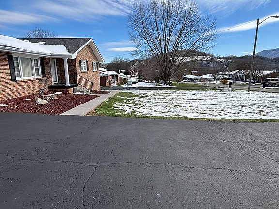 3rd image of 100 Stone Dr
