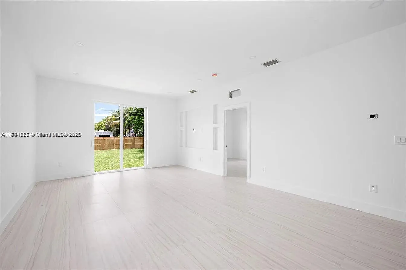 3 bed, 2.0 bath, 1335 sqft, $3,000 — Photo 2