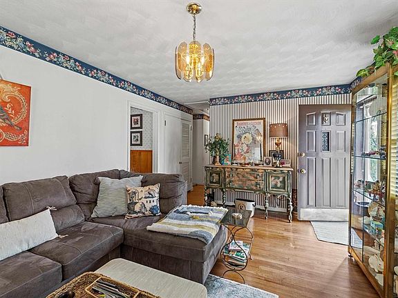 3rd image of 1226 Rose Hill Dr