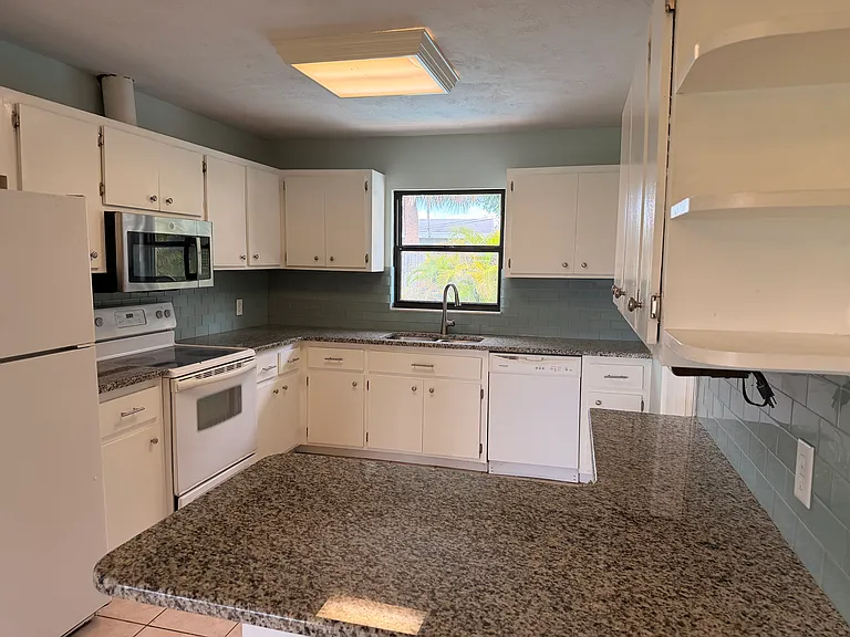 2140 Palm Ave — Photo 8
