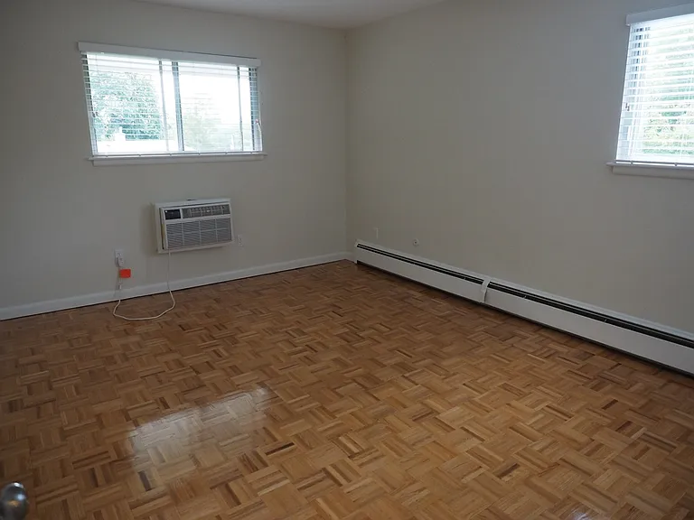10 Longwood Dr #10 — Photo 9