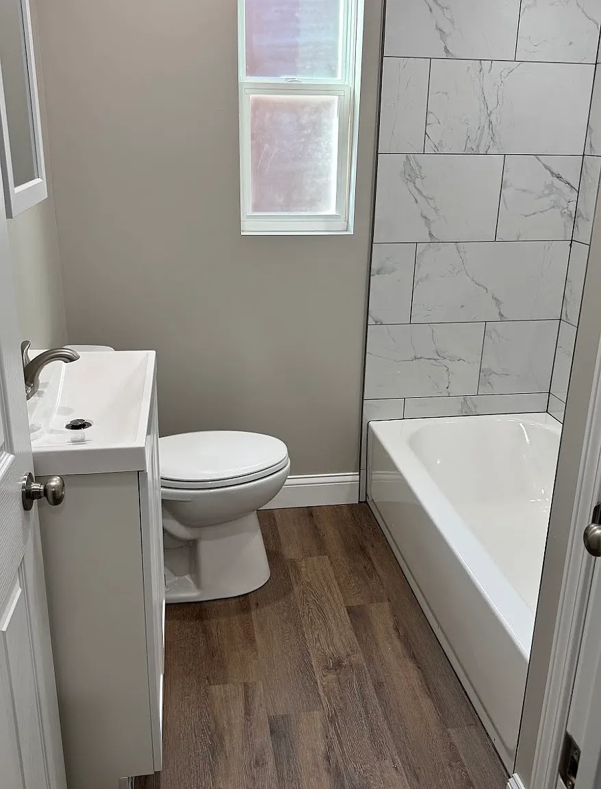 704 Rockford Ave — Photo 3