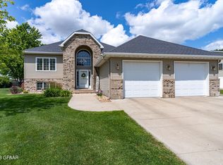 706 Mighty Acres Dr, Grand Forks, ND 58201