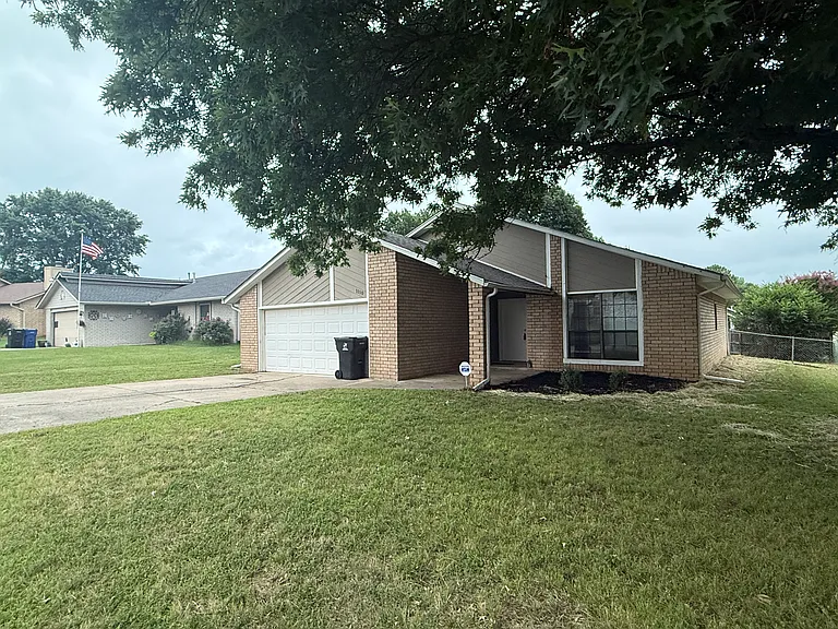 1110 W Birmingham Pl — Photo 2