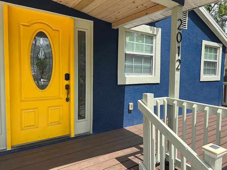 Front door and newly updated front pourch!