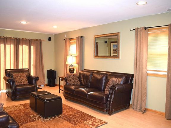 3rd image of 172 Seidman Ave