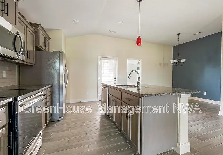 6111 NW McClellen St — Photo 8