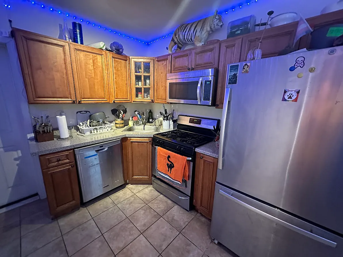 5 bed, 2.5 bath, 2000 sqft, $4,950 — Photo 2