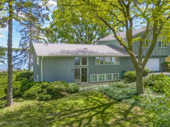 907 Division St, Barrington, IL 60010