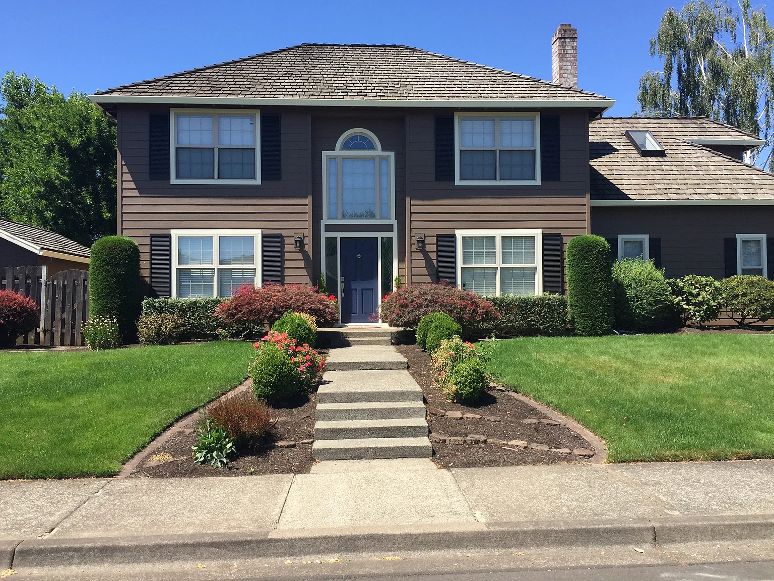 684 NE Goldie Dr photo 1