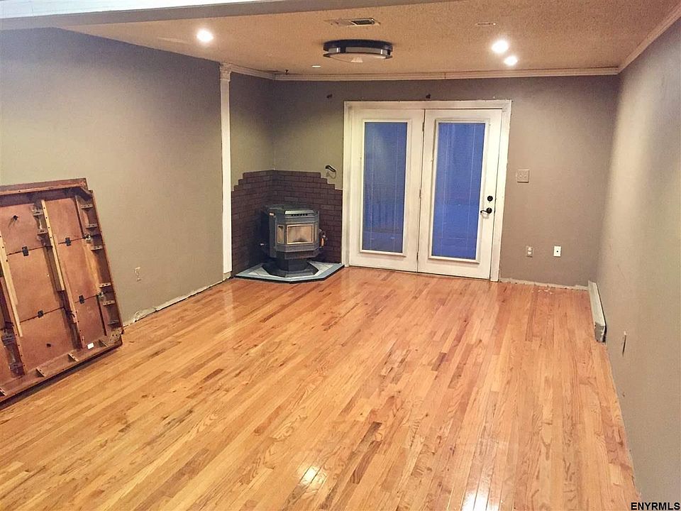 1st image of 22 Maxwell Dr