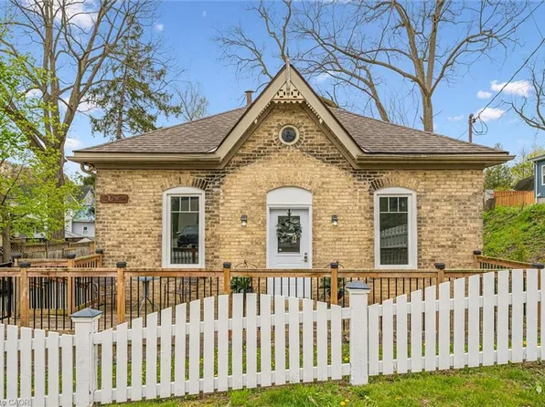 41 Crombie St, Cambridge, ON N1S 1Y5