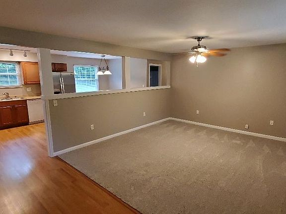 Large front living room with laminate "foyer" and brand new carpet - Ceiling fan and blinds !!