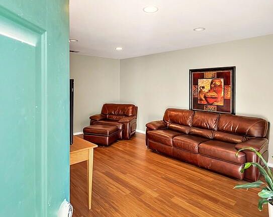 3rd image of 5202 Lake Shore Dr