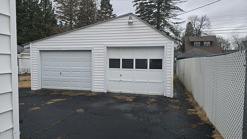 2nd image of 35 Eastholm Road