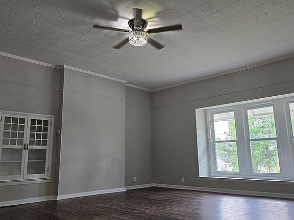 4th image of 223 College Ave N