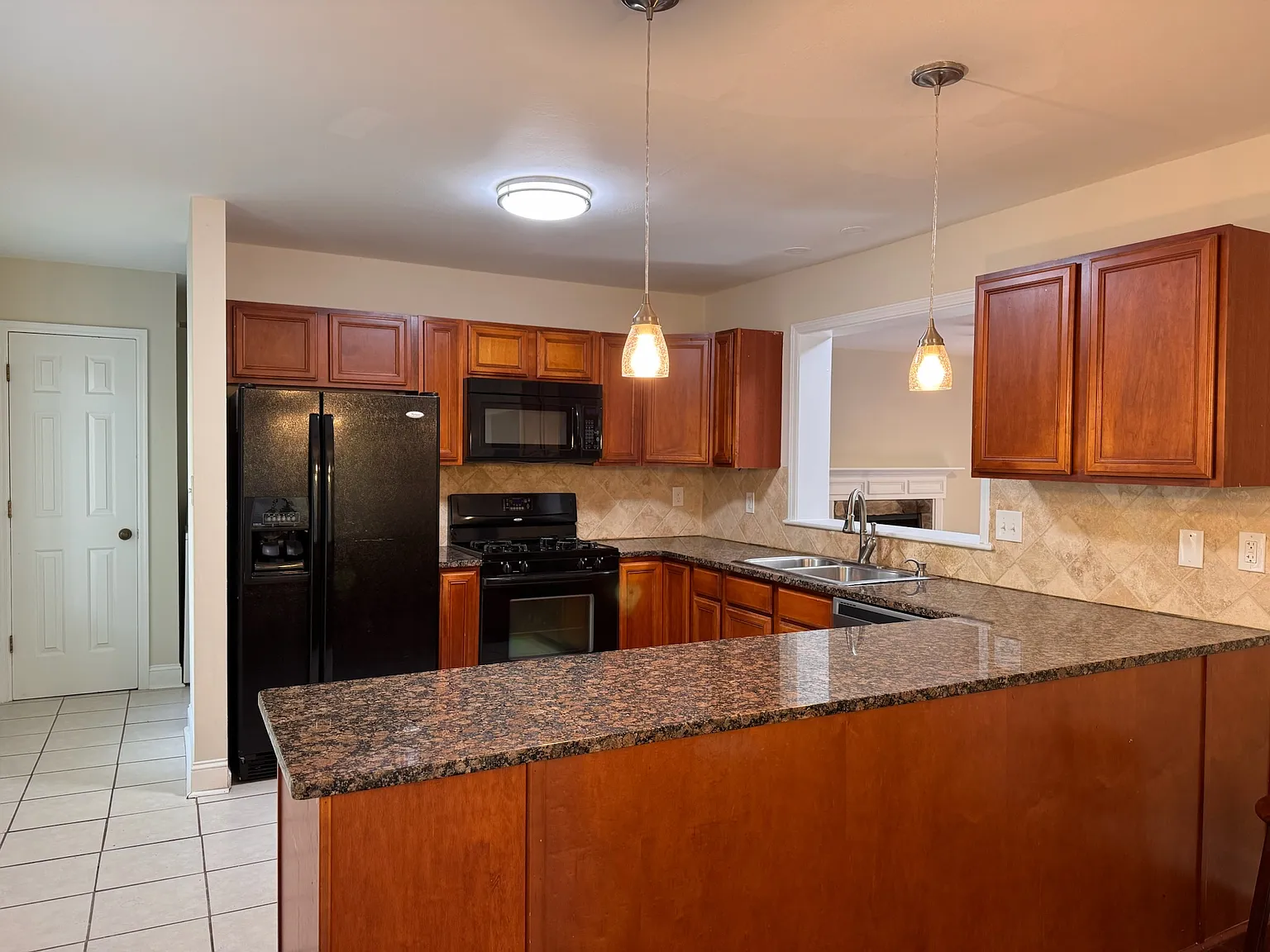 4 bed, 3.5 bath, 1976 sqft, $3,200 — Photo 4