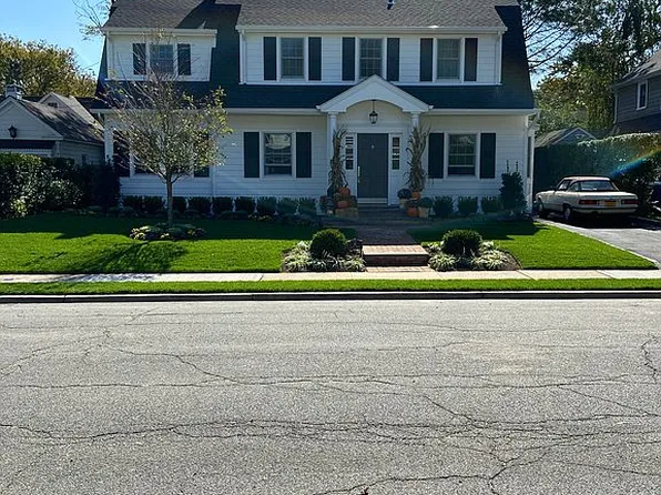 16 Beech St, Garden City, NY 11530