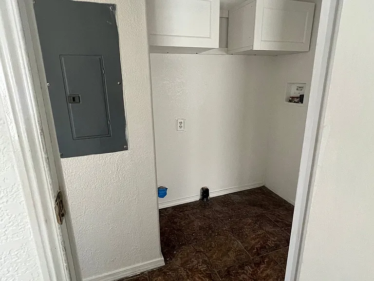 503 Uhland Rd — Photo 16