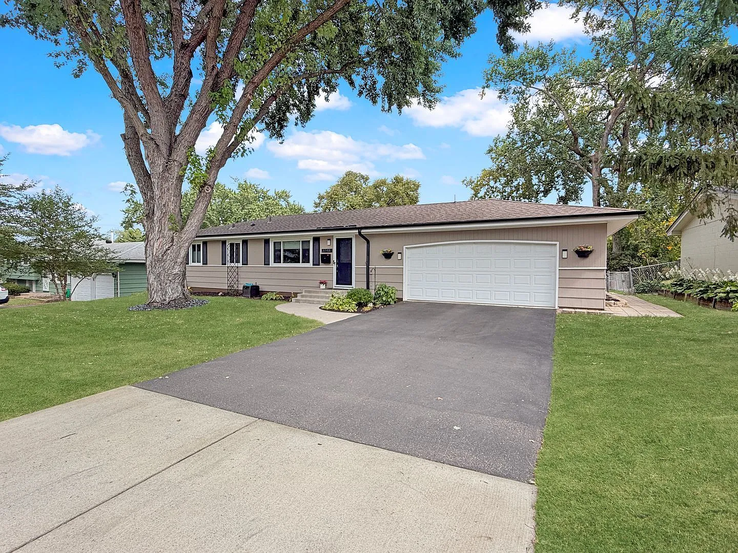 3 bed, 2.0 bath, 1866 sqft, $2,895 — Photo 3