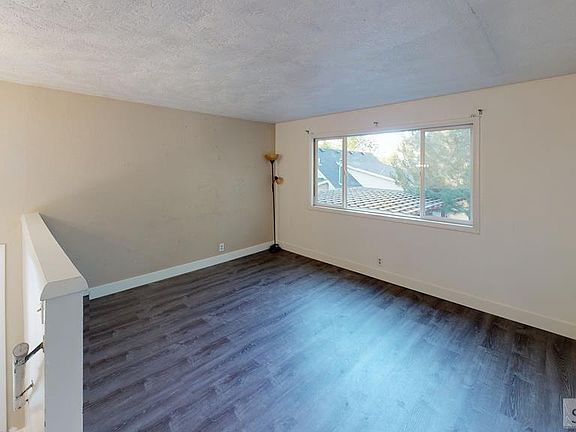 4th image of 1050 Blaine Ave