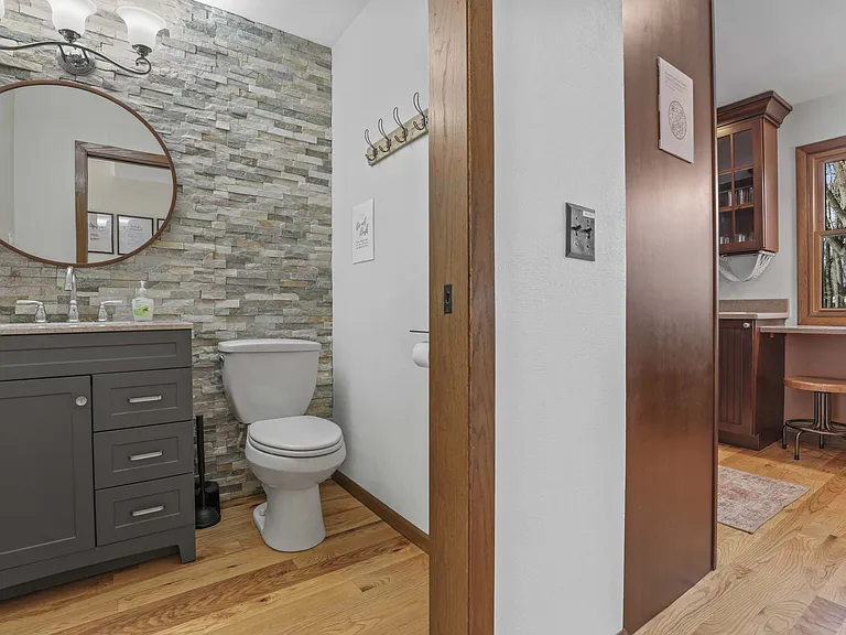 900 Woodview Dr — Photo 11