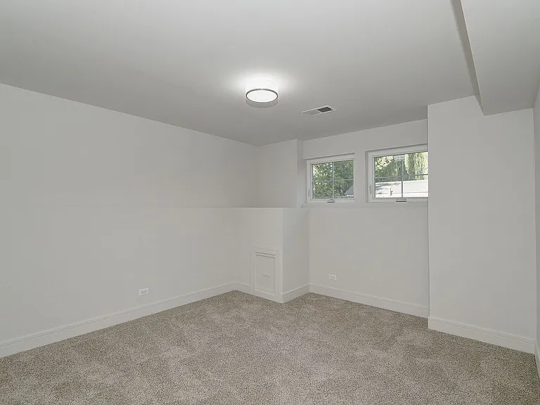 214 N Walnut St — Photo 26