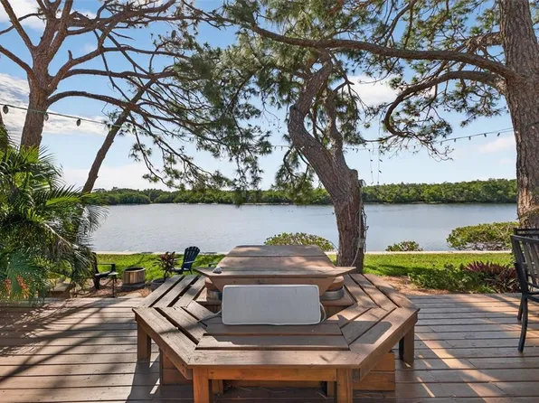 978 San Carlos Ct NE, Saint Petersburg, FL 33702