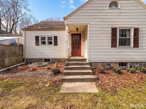 3rd image of 405 Pond Meadow Road