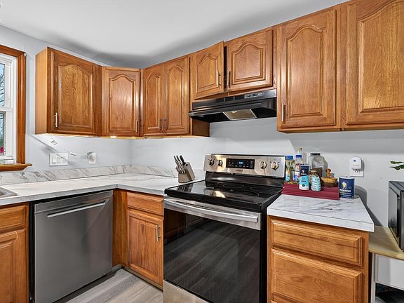 5th image of 136 N Park St