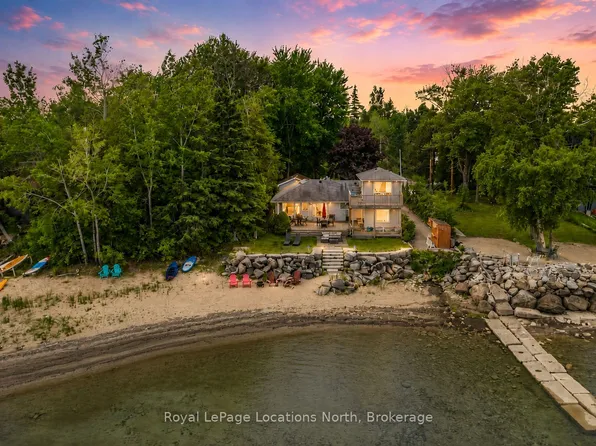 2222 Shore Ln, Wasaga Beach, ON L9Z 2X7