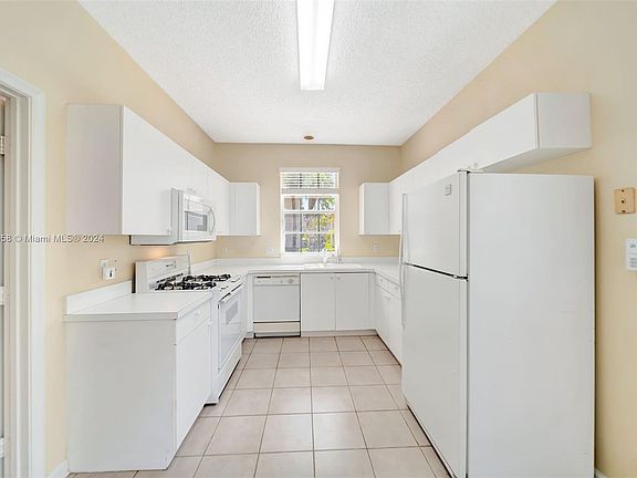 3rd image of 5863 Plum Harbor Cir