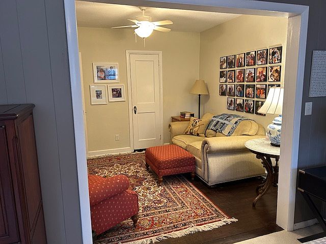 Seating area or office space just off master stuite.
