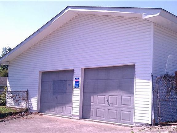 3rd image of 213 Blue Grass Ave
