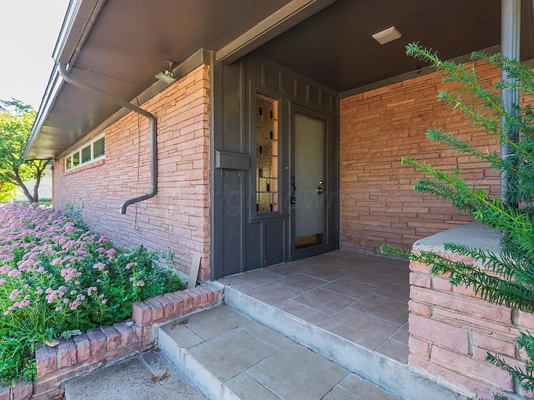 2601 S Ong St — Photo 2