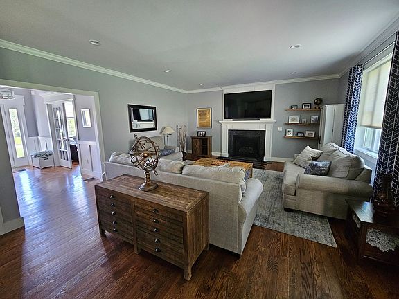 5th image of 25 Meridian Ridge Dr