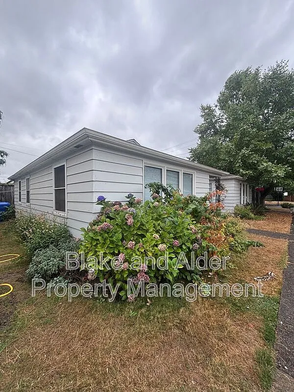 2 bed, 1.0 bath, 791 sqft, $1,695 — Photo 2